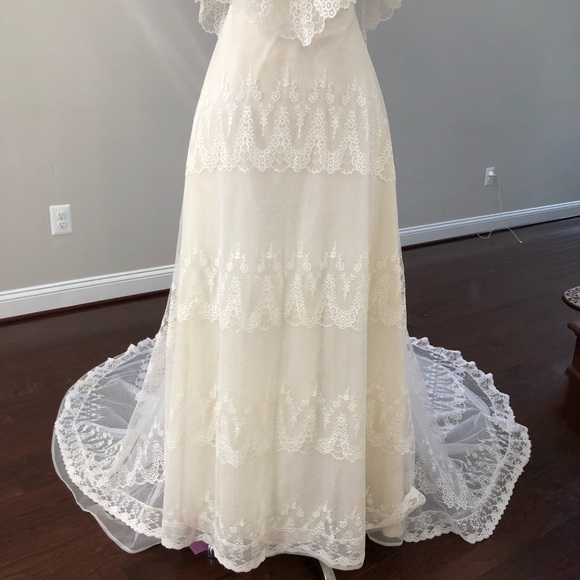 SOLD 🎈Lace Wedding Dress - Picture 3 of 16